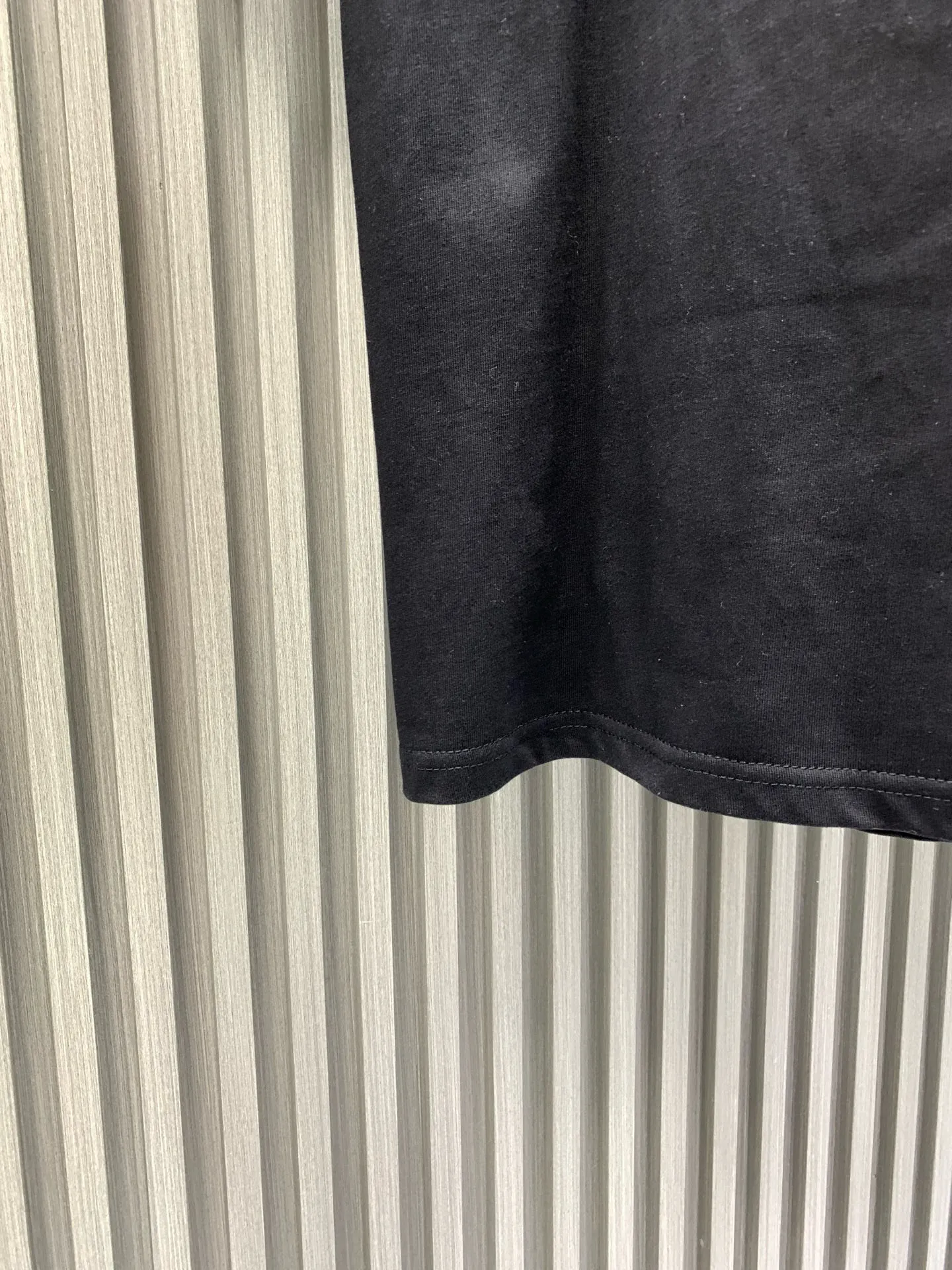 🅿️230 🀄️ Louis Vuitton LOUIS VUITTON pure cotton short sleeves with silicone front and rear leather labels. Made of 100% pure cotton. 280g double-ply combed cotton fabric. This fabric is a must-have fabric for summer short sleeves. Cotton can make the upper body more three-dimensional and breathable. Polyester material allows the clothes to be worn for a long time and still maintain elasticity. The leather label is made of silicone synthetic leather label with the brand's iconic LOGO on the surface. The 3D three-dimensional embossing effect presents a high-end style. The back collar is marked with LV's iconic LOGO. This short-sleeved crew neck shirt is made of soft cotton. The VVN leather patch on the front is embossed with the LV Vers logo, telling the long heritage of the brand's leather goods series. The small LV leather patch on the rear completes the details.